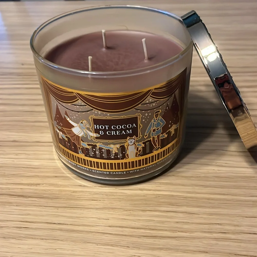 Bath & Body Works 3 Wick Candle. Hot Cocoa & Cream.
